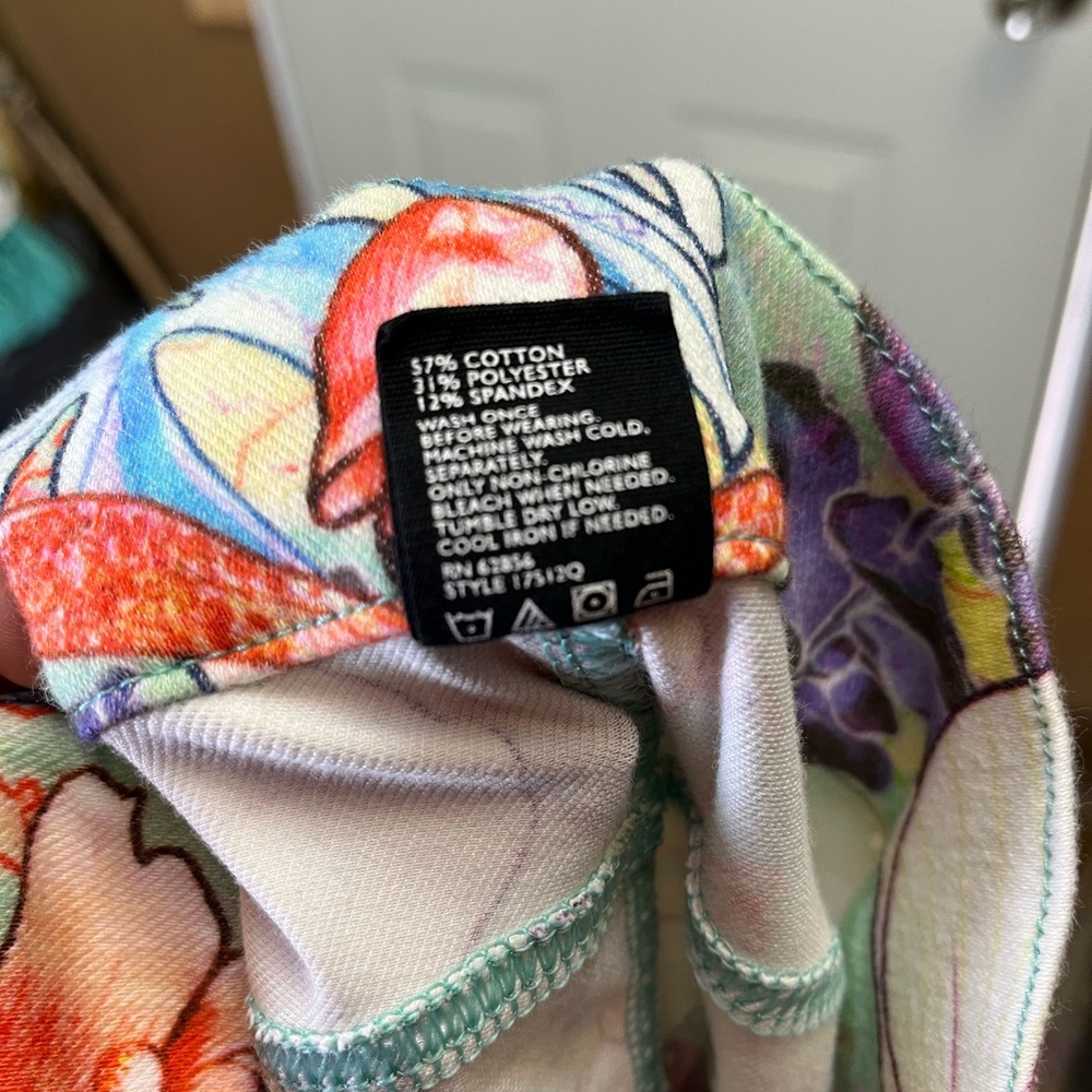 HUE Multicolor Floral Capris - Picture 6 of 6
